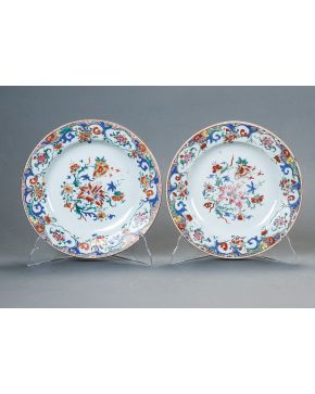 647-Pareja de platos de porcelana vidriada. China s. XIX. decorados con flores sobre fondo blanco.