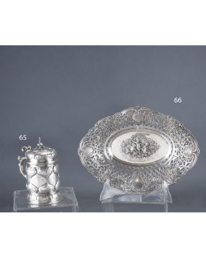 65-Tankard en plata danesa punzonada. s. XIX. con asa en forma de voluta con figura relevada y decoración cincelada y grabada de elementos vegetales.