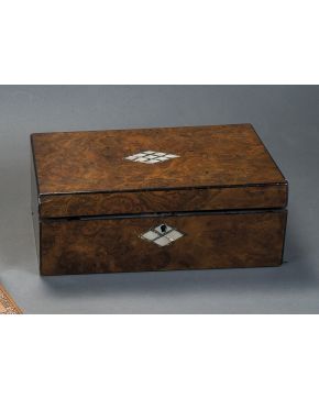 667-Caja-escritorio inglesa. s. XIX. en madera de raíz. con incrustaciones de nácar. Con llave. 