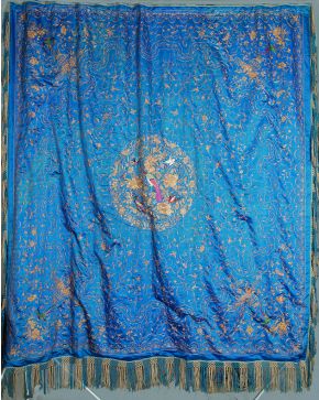 703-Colcha china de seda azul bordada en policromía con un medallón central. con forro y flecos; Medidas: 230 x 212 cm. 