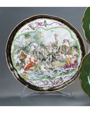 74-Plato de porcelana francesa de Limoges. s. XIX. policromada con escena mitológica del triunfo de Ariadna. Con marcas. 