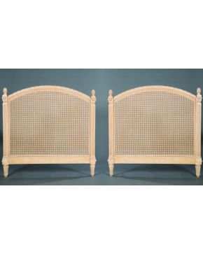 819-Pareja de cabeceros de rejilla estilo Luis XVI en madera decapada en blanco y remates en forma de piña.