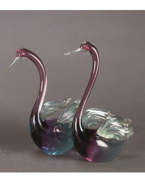 843-Pareja de cisnes en cristal soplado de Murano en la gama cromática de la turmalina.