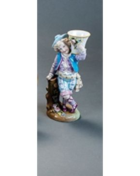 844-Figura de campesino en porcelana europea esmaltada. s. XX. Con marcas.