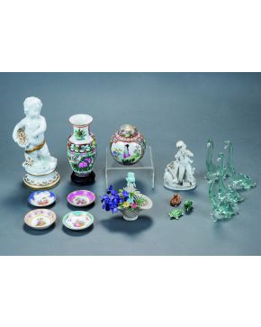 848-Lote formado por dieciséis pequeñas figuras de porcelana y cristal de diversos tamaños y formas.