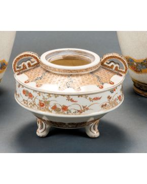 849-Recipiente de porcelana japonesa Satsuma ff. s. XIX-ppios. s. XX de fondo blanco con decoración azul y roja acompañado por una bola de mármol. 