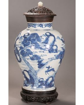 850-Meiping en porcelana azul y blanca con tapa en madera calada con pomo de jade. China. dinastía Qing S. XVIII.