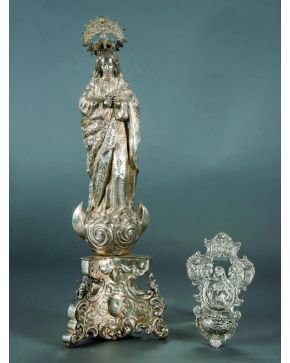 97-Lote formado por escultura de la Virgen Inmaculada en plata labrada a mano siguiendo modelos de la Inmaculada de Alonso Cano de la catedral de Granada