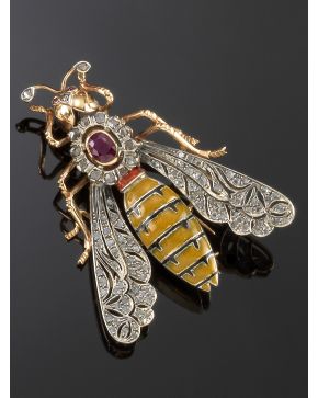 1013-ORIGINAL BROCHE EN FORMA DE ABEJA DE ESMALTE. BRILLANTES Y GRAN RUBÍ CENTRAL DE 1.50CT.APROX. Montura de plata y oro rosa de 18k.