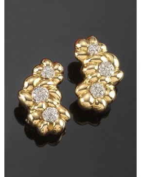 1030-PENDIENTES OVALADOS GALLONADOS DE ORO AMARILLO DE 18K CON BRILLANTES.