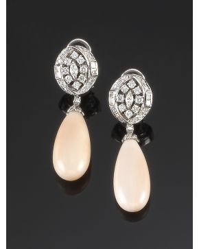 1055- ELEGANTES PENDIENTES LARGOS DE BRILLANTES Y PERILLAS DE CORAL ROSA PIEL DE ÁNGEL. Montura de oro blanco de 18k. 