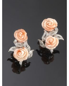 1059-PENDIENTES DE FLORES DE CORAL PIEL DE ÁNGEL Y BRILLANTES. Montura de oro blanco de 18k. 