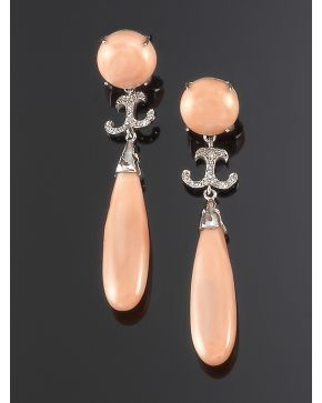 1060-PENDIENTES LARGOS DE BRILLANTES Y CORAL PIEL DE ÁNGEL. Montura de oro blanco de 18k.