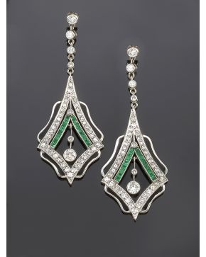 1063-ELEGANTES PENDIENTES LARGOS ANTIGUOS DE DIAMANTES CON ESMERALDAS CALIBRADAS Y ONIX. Sobre una montura de platino. Peso total de los diamantes: 2.50 ct