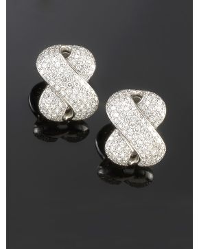 1068-PENDIENTES MEDIAS CRIOLLAS CRUZADAS DE BRILLANTES. Montura de oro blanco de 18k.