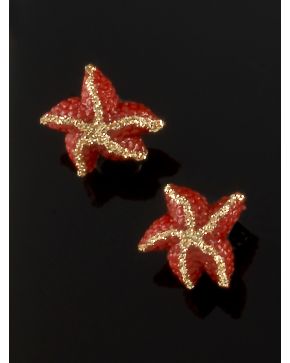 107-PENDIENTES ESTRELLA DE MAR DE RESINA ROJA. Montura en plata dorada.