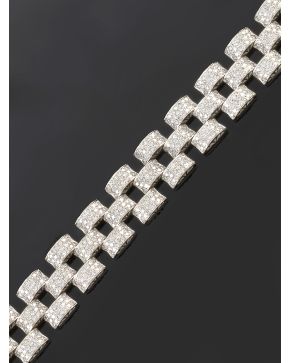 1070-ESPECTACULAR BRAZALETE ARTICULADO DE ESLABONES CUAJADOS DE BRILLANTES. Montura de oro blanco de 18k. 