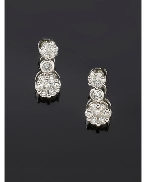 1077-PENDIENTES DOBLE ROSETÓN DE BRILLANTES. Montura de oro blanco de 18k. 