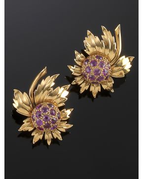 1090-BELLOS PENDIENTES CHEVALIER en forma de girasol con central de rubíes. Sobre una montura de amarillo de 18k.