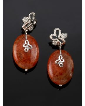 113-PENDIENTES DE CORAL SALVAJE. Montura de oro blanco de 18k.