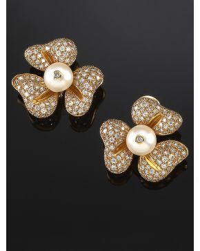 1165-ELEGANTES PENDIENTES. AÑOS 80. EN FORMA DE FLOR CUAJADOS DE BRILLANTES CON CENTRO DE PERLA AUSTRALIANA. Montura de oro amarillo de 18k.