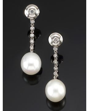 1188-PENDIENTES LARGOS DE CHATONES DE BRILLANTES Y PERLA CULTIVADA. Montura de oro blanco de 18k.