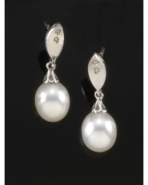 122-PENDIENTES DE BRILLANTES Y PERLAS CULTIVADAS. Montura de oro blanco de 18k.