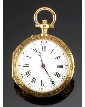 1240-RELOJ DE BOLSILLO CATALINO. IMPORTANTE CAJA BELLAMANTE LABRADA CON IMÁGEN DE ANGELITO EN ORO AMARILLO DE 18K. MECANIMSO DE CUERDA LLAVE. Esfera en por