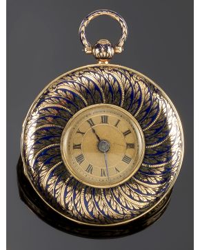 1245-RELOJ DE BOLSILLO CATALINO CON BELLO ESMALTE FLORAL Y AZUL . CAJA EN ORO AMARILLO DE 18K. MECANISMO DE CUERDA LLAVE. Esfera con decoración guilloqué y