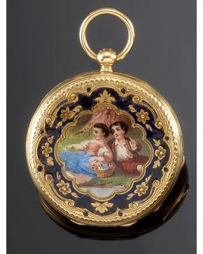 1246-RELOJ DE BOLSILLO SUIZO. CAJA EN ORO AMARILLO DE 18K CON ESMALTES. MECANISMO DE CUERDA LLAVE. Esfera de porcelana con numeración romana en negro al ig