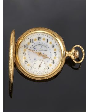 1253-RELOJ DE BOLSILLO SABONETA WALTHAM. BELLA CAJA EN ORO AMARILLO DE 18K CINCELADA. MOVIMIENTO MECÁNICO MANUAL. Esfera de porcelana con numeración aráb