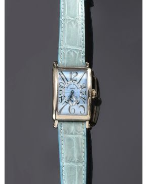 1277-EXQUISITO FRANCK MULLER MODELO LONG ISLAND. RELOJ DE PULSERA PARA SEÑORA CON CAJA EN ORO BLANCO Nº 232. MOVIMIENTO AUTOMÁTICO. Esfera azul irisada