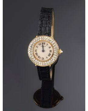 1280-ELEGANTE CARTIER RELOJ DE PULSERA CON DISTINGUIDA CAJA CUAJADA DE BRILLANTES EN ORO AMARILLO DE 18K. Nº 660420104. MOVIMIENTO SUIZO DE CUARZO. Esfer