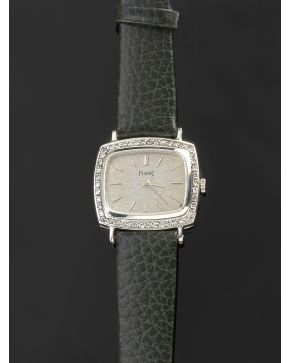 1286-RELOJ JOYA PIAGET. CAJA EN ORO BLANCO DE 18K CON BISEL DE BRILLANTES. MOVIMIENTO MECÁNICO MANUAL. Esfera gris con numeración a trazos aplicados en a