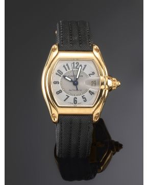 1287-IMPORTANTE RELOJ DE PULSERA CARTIER MODELO ROADSTER. SOFISTICADA CAJA EN ORO AMARILLO DE 18K. Nº 8293840D. MOVIMIENTO AUTOMÁTICO. Esfera gris con 