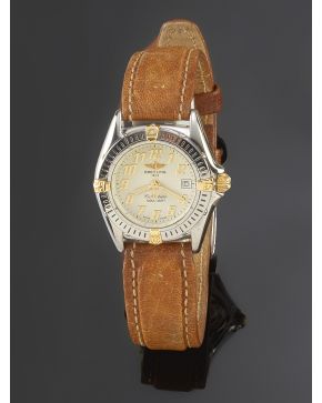 1306-BREITLING. RELOJ DE PULSERA PARA SEÑORA. CAJA EN ACERO. MOVIMIENTO SUIZO DE CUARZO. Esfera beige con numeración arábiga en dorado al igual que las a