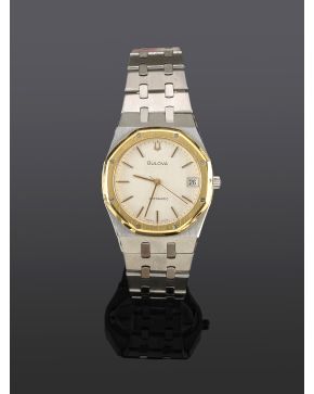 1310-BULOVA CAJA Y BRAZALETE EN ACERO. MOVIMIENTO AUTOMÁTICO. Esfera beige con decoración guilloqué y numeración a trazos aplicados en dorado y negro al 