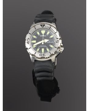 1326-RELOJ DE PULSERA  SEIKO MODELO SCUBA DIVER'S. CAJA EN ACERO. MOVIMIENTO AUTOMÁTICO. Esfera negra con numeración a trazos aplicados y agujas lumini