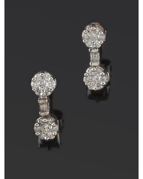 134-PENDIENTES DOBLE ROSETÓN DE DIAMANTES. TALLA BRILLANTE Y BAGUETTE. Montura de oro blanco de 18k. 