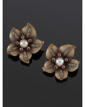 142-PENDIENTES ANTIGUOS FLORES DE DIAMANTES Y PERLA CENTRAL. Montura de oro rosa de 18k con detalles en plata.