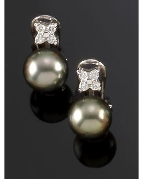 156-PENDIENTES DE BRILLANTES Y PERLA TAHITÍ DE 8MM DE DIÁMETRO. Montura de oro blanco de 18k. 