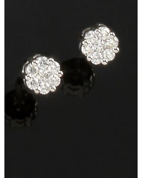 167-PENDIENTES DE BRILLANTES A MODO DE FLOR. Montura en oro blanco de 18k.