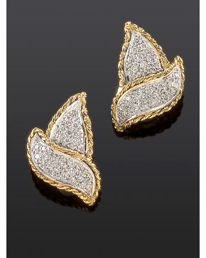 189-PENDIENTES HOJAS DE BRILLANTES. Montura de oro blanco y amarillo de 18k. 