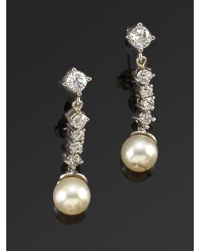 190-PENDIENTES ANTIGUOS DE DIAMANTES EN GARRAS Y PERLITA CULTIVADA. Montura de oro blanco de 18k. 