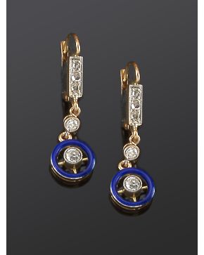 199-DELICADOS PENDIENTES ANTIGUOS DE DIAMANTES Y ESMALTE AZUL. sobre una montura de oro amarillo de 18k.