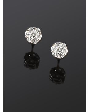 212-PENDIENTES ROSETONES DE BRILLANTES que suman un total de 0.60 ct. aprox. Sobre una montura de garras de oor blanco de 18k.