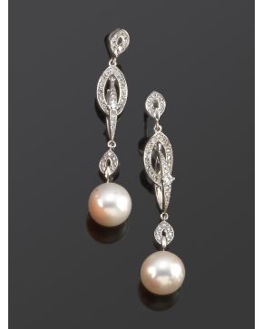 224-PENDIENTES COLGANTES DE BRILLANTES Y PERLA CULTIVADA. Montura en oro blanco de 18K.