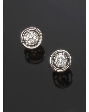 231-PENDIENTES CHATONES DE BRILLANTES sobre una montura de oro blanco de 18k.