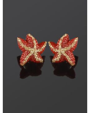 233-PENDIENTES ESTRELLA DE MAR DE RESINA ROJA. Montura en plata dorada.