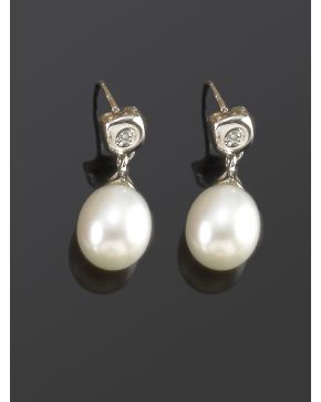 238-PENDIENTES DE BRILLANTES Y PERLAS CULTIVADAS. tipo pera. Montura de oro blanco de 18k.